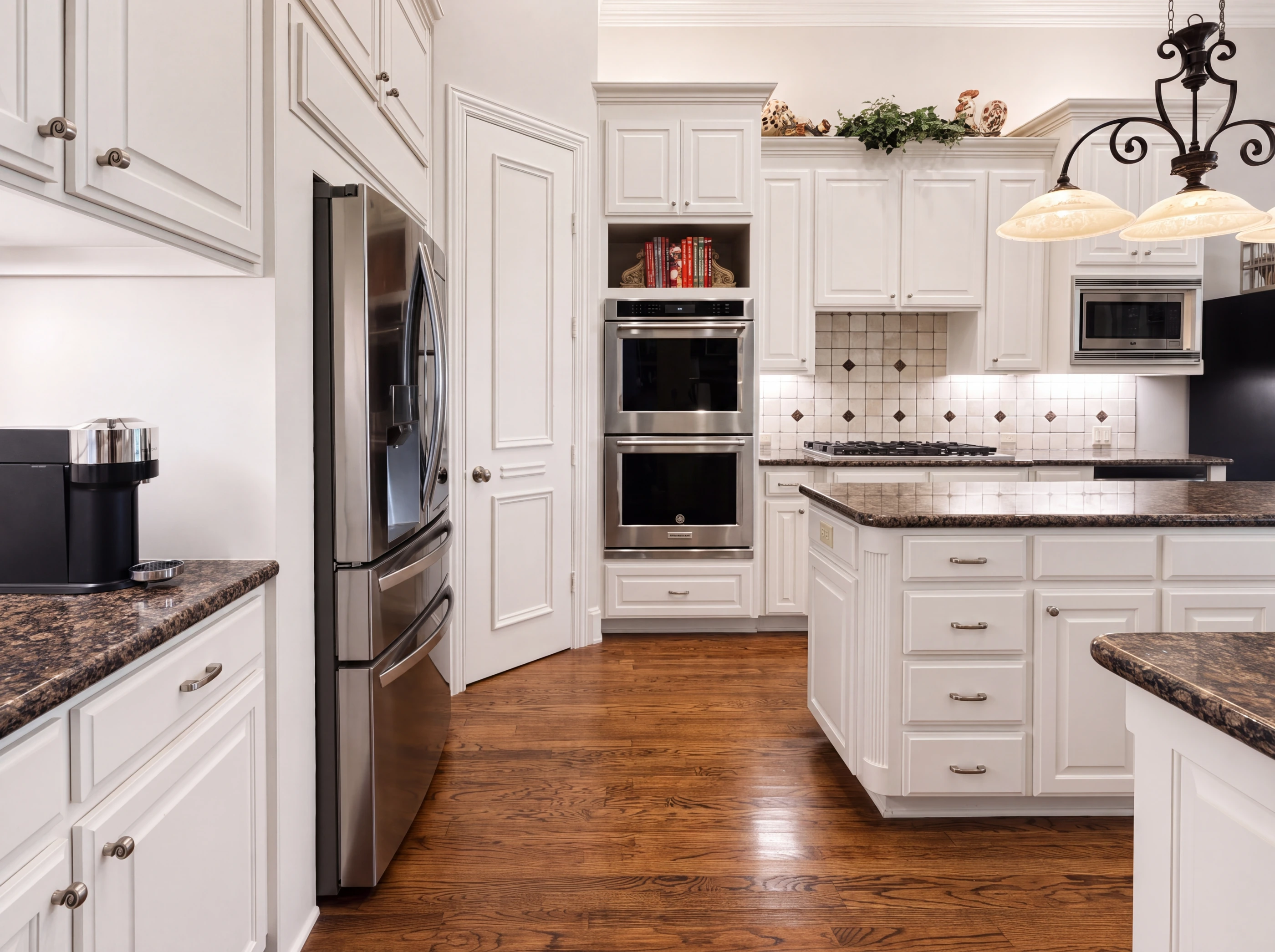 Kitchen, alternate angle